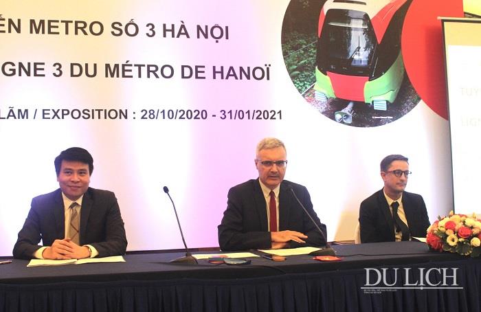 Đại sứ Pháp tại Việt Nam Nicolas Warnery (giữa) thông tin tới báo chí về đoàn tàu metro đầu tiên tới Việt Nam
